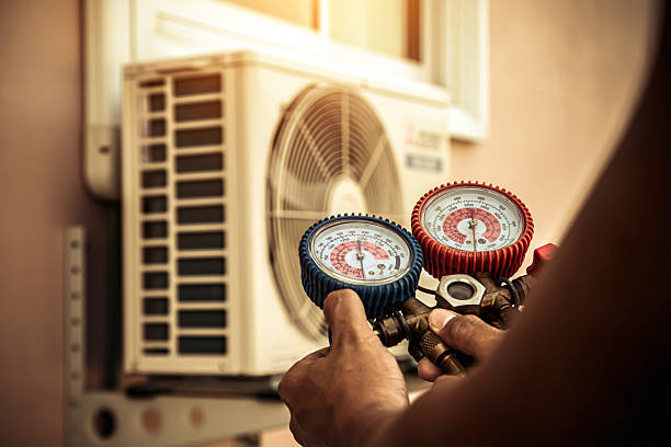 Professional Hvac technician working in Hornbeak, TN